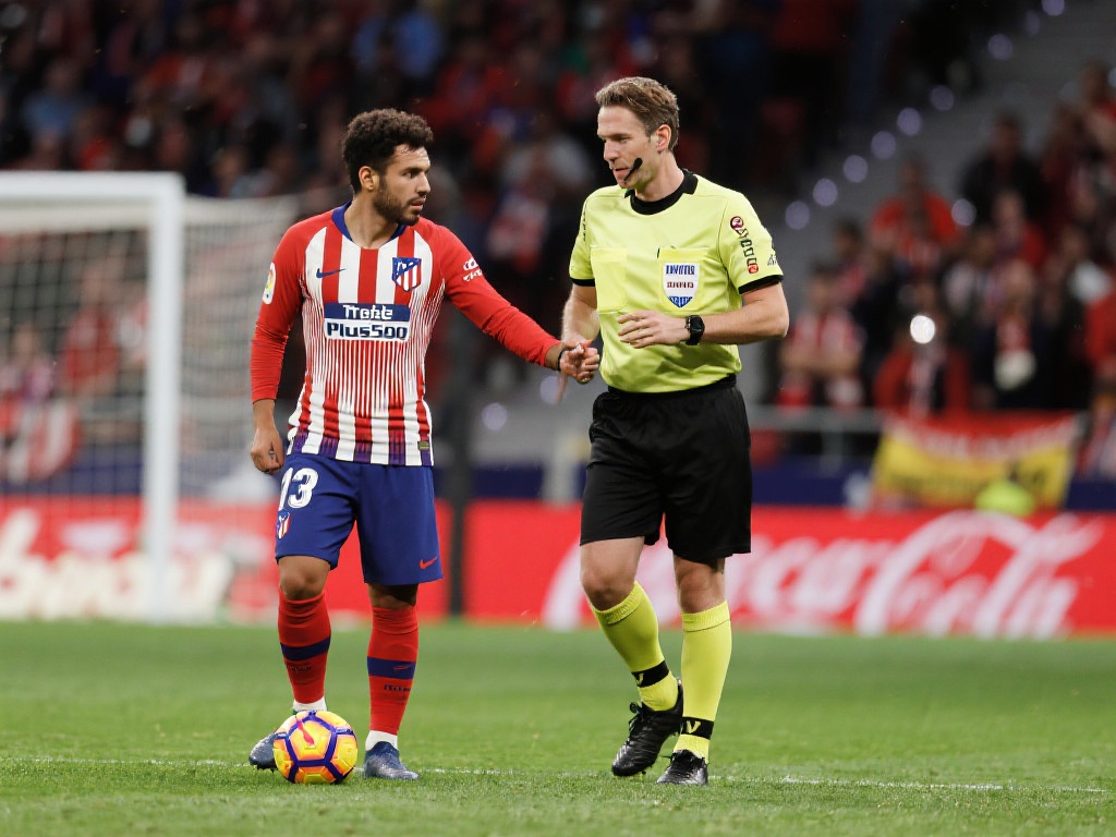 马竞怒斥皇马争议行为:别再侮辱足球形象 针对这类问题,行业专家表示,俱乐部、裁判